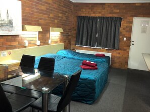 Blackout drapes, iron/ironing board, free WiFi, bed sheets - Glen Innes Lodge Motel (Glen Innes)