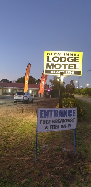 Front of property - Glen Innes Lodge Motel (Glen Innes)