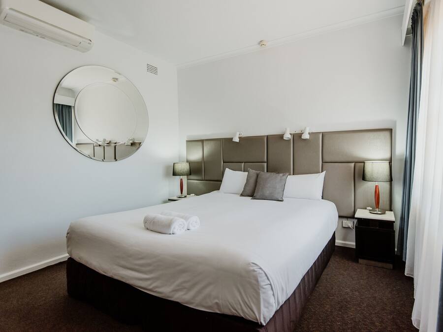 Camera, 1 letto king | Biancheria da letto di alta qualità, materassi a doppio strato