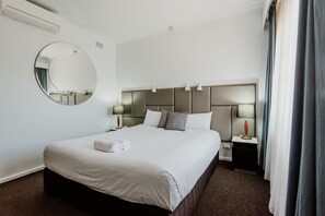 King Room | Premium bedding, pillowtop beds, desk, laptop workspace - City Sider Motor Inn (Tamworth)