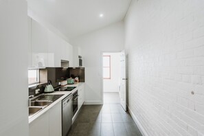 Apartment (Three Bedroom Apartment) | Premium bedding, pillowtop beds, desk, laptop workspace - City Sider Motor Inn (Tamworth)