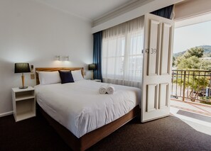 Premium bedding, pillow-top beds, desk, laptop workspace - City Sider Motor Inn (Tamworth)
