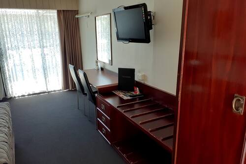 Executive Room, 1 Queen Bed | In-room dining