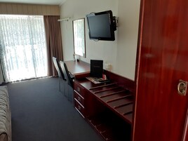 Executive Room, 1 Queen Bed | In-room dining