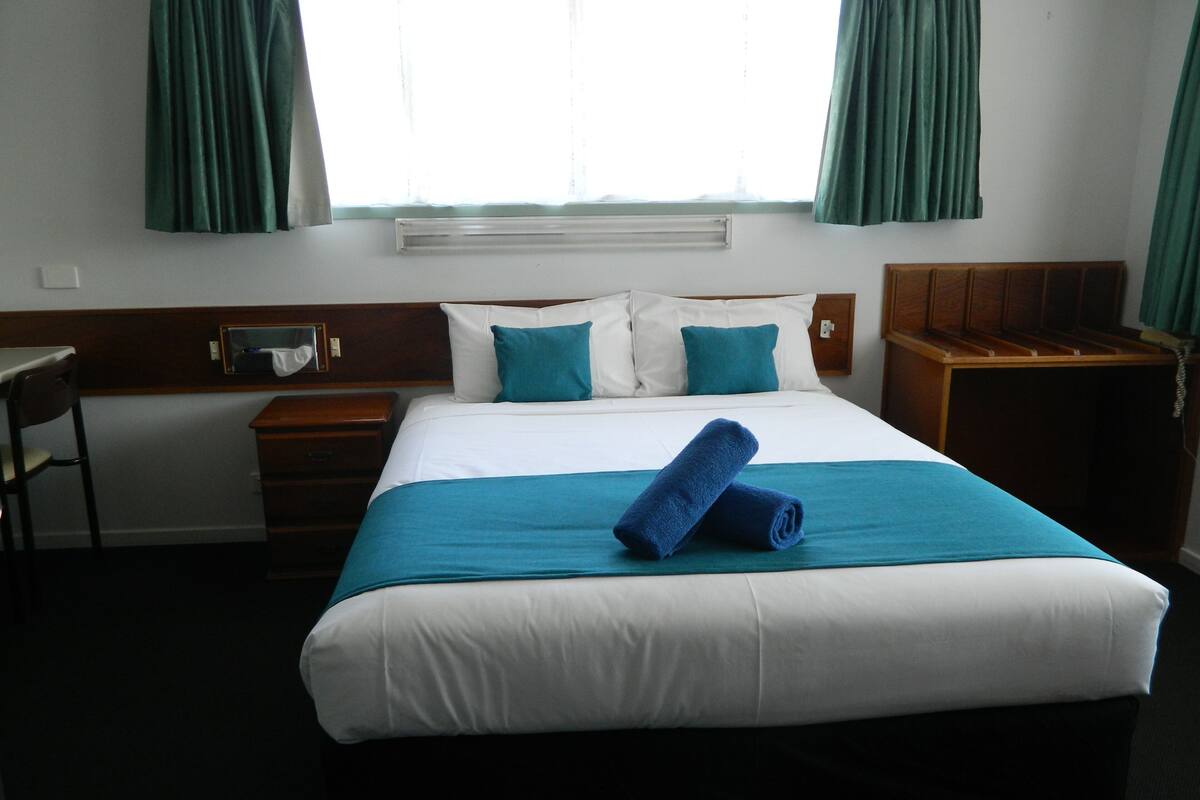 Tabla de planchar con plancha, wifi gratis y ropa de cama 