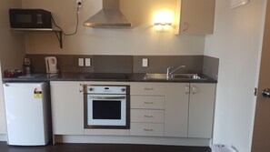 Suíte superior, 1 quarto | Roupas de cama premium, cofres nos quartos, quartos à prova de som