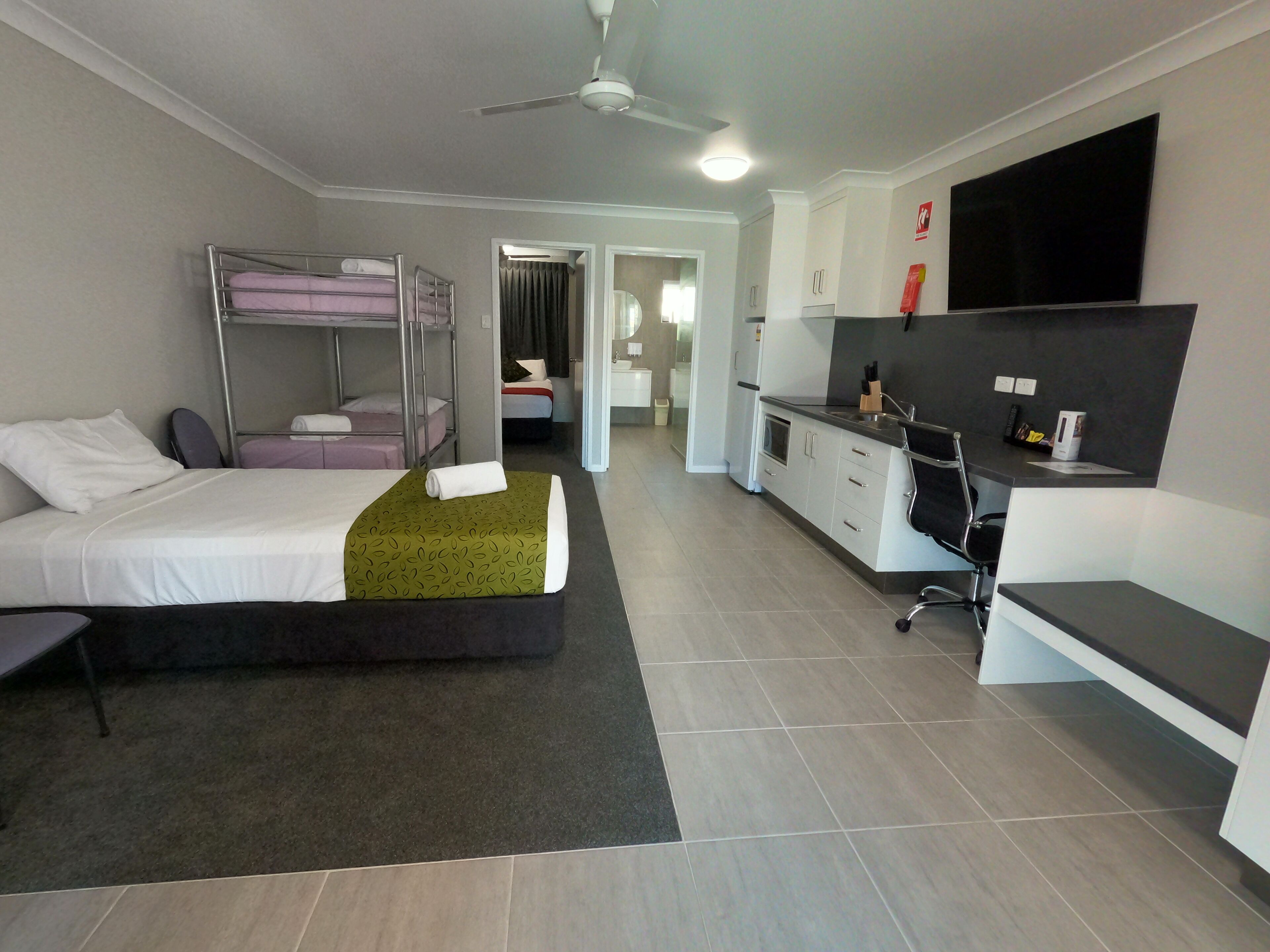 高級客房, 1 間臥室, 泳池景觀 | 高級寢具、書桌、筆電工作空間、遮光布/窗簾