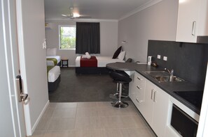 X Kitchenette, Non Smoking (Family) | Premium bedding, desk, laptop workspace, blackout drapes - Monte Carlo Motor Inn (Rosslea)