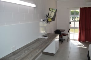 1 Schlafzimmer, hochwertige Bettwaren, Schreibtisch