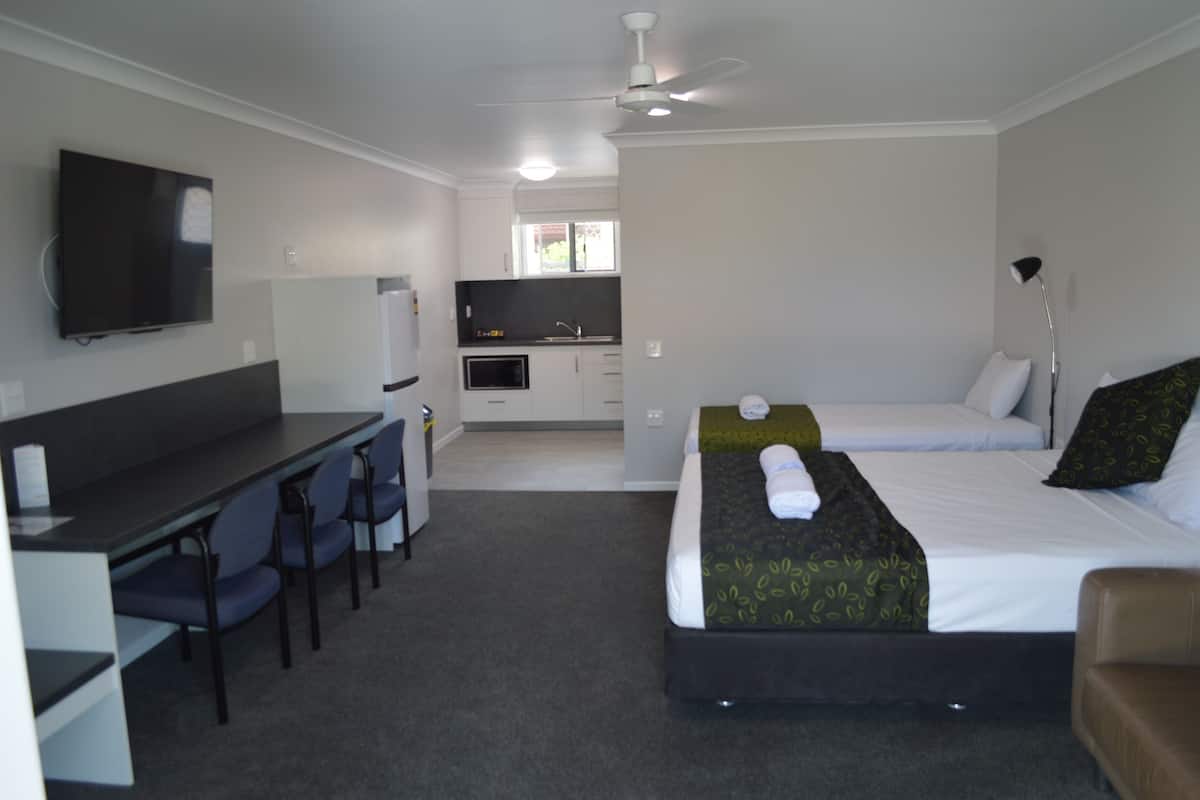 Premium Studio | 1 bedroom, premium bedding, desk, laptop workspace