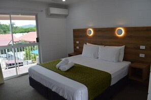 行政客房 | 高档床上用品、办公桌、笔记本电脑工作区、遮光窗帘