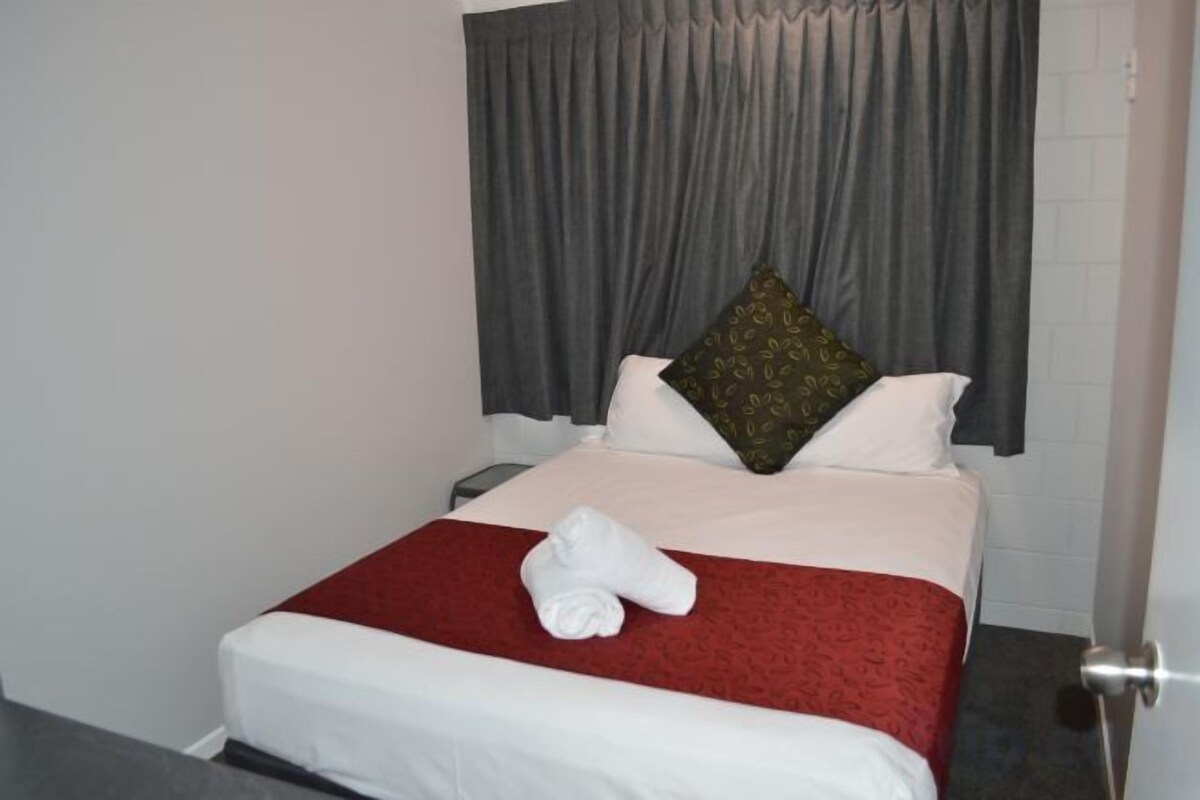 Desk, laptop workspace, iron/ironing board, free WiFi