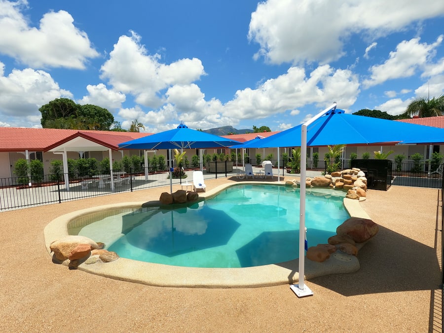 Een buitenzwembad en ligstoelen