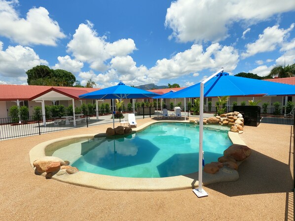 室外游泳池，日光浴躺椅