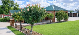 Poachers Paradise Motel