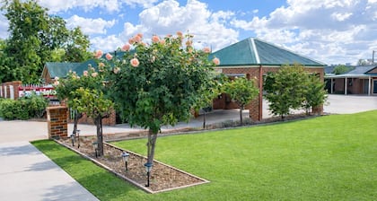 Poachers Paradise Motel