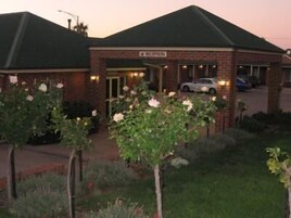 Fachada de la propiedad por la tarde o noche