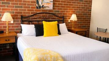 Escriptori, cortines opaques i habitacions insonoritzades