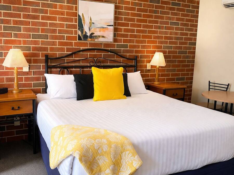 Escrivaninha, cortinas blackout, quartos à prova de som