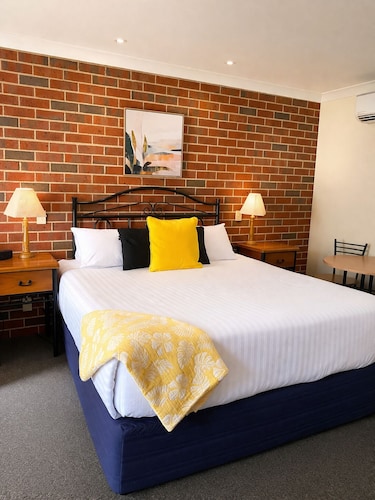 Poachers Paradise Motel