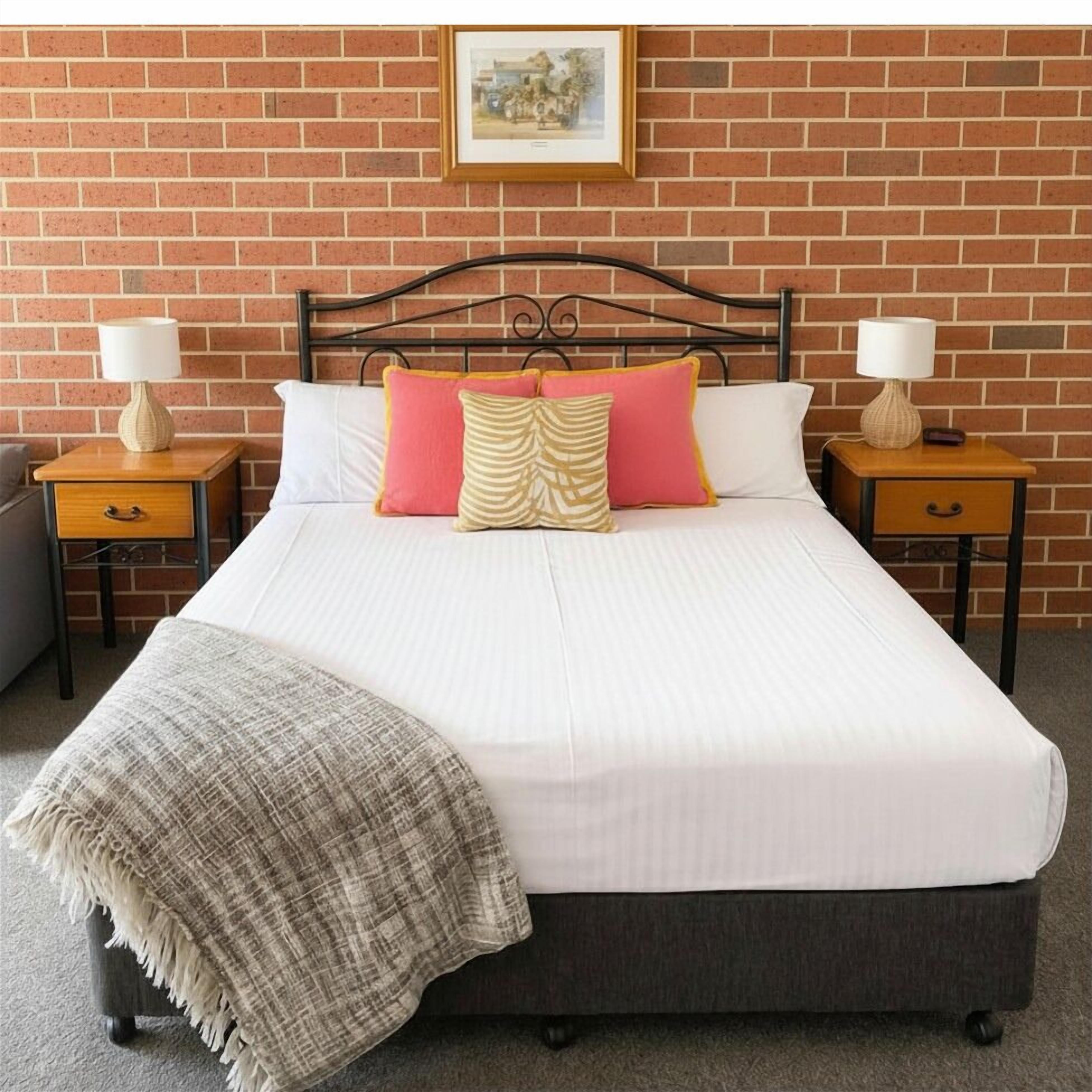 Een bureau, verduisterende gordijnen, geluiddichte muren