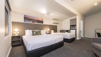 Comfort Double Room, 1 King Bed | Premium bedding, pillow-top beds, desk, blackout curtains