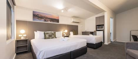 Comfort Double Room, 1 King Bed | Premium bedding, pillow-top beds, desk, blackout curtains