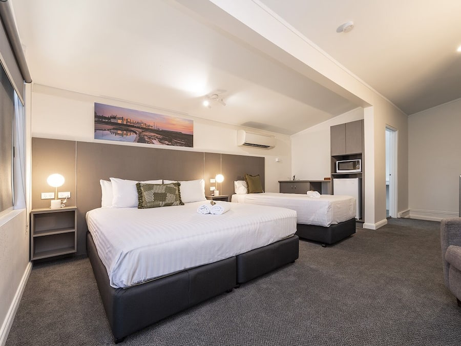 Comfort Double Room | Peralatan tempat tidur premium, tilam berlapik, meja