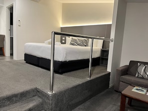 Chambre Premium, 1 trÚs grand lit et 1 canapé-lit, vue jardin | Literie de qualité supérieure, surmatelas, bureau, rideaux occultants
