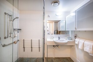 Salle de bain accessible aux personnes à mobilité réduite