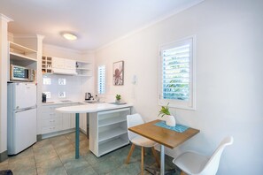 Standard Apartment, 1 Bedroom, Non Smoking, Kitchen | Private kitchen | Fridge, microwave, stovetop, dishwasher - Noosa River Sandy Shores (Noosaville)