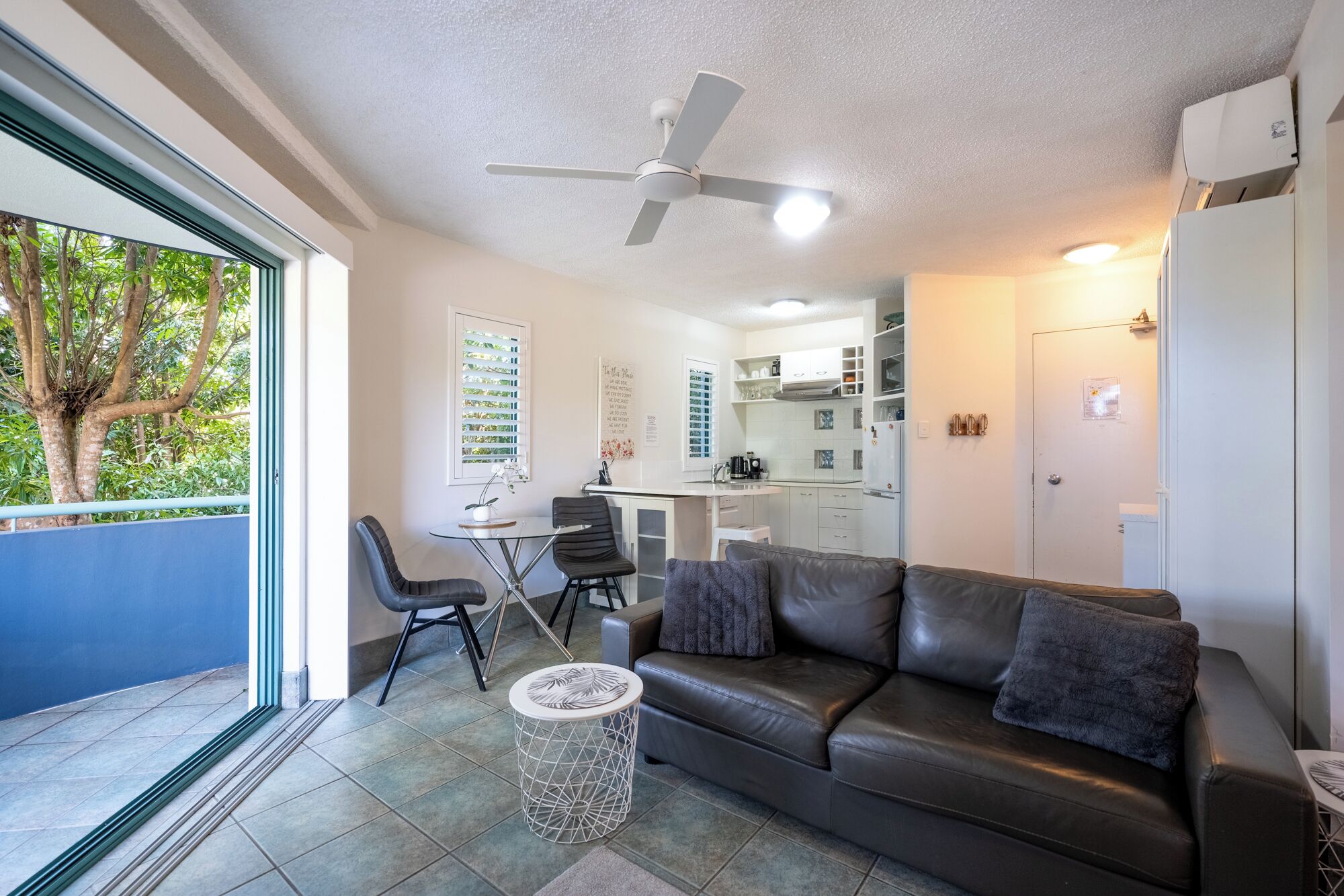 Apartamento estándar, 1 habitación, no fumadores, cocina | Zona de estar | Una Smart TV, Netflix, servicios de streaming