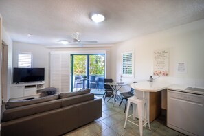 Standard Apartment, 1 Bedroom, Non Smoking, Kitchen | Living area - Noosa River Sandy Shores (Noosaville)