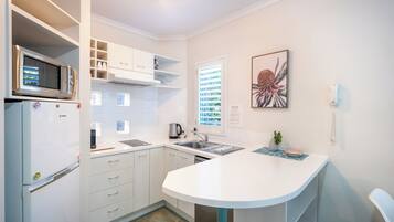 Standard Apartment, 1 Bedroom, Non Smoking, Kitchen | Private kitchen | Fridge, microwave, stovetop, dishwasher