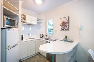 Appartement Standard, 1 chambre, non-fumeurs, cuisine | Cuisine privée | Cafetière/bouilloire, réfrigérateur, micro-ondes, plaque de cuisson