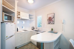 Standard Apartment, 1 Bedroom, Non Smoking, Kitchen | Private kitchen
