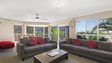 Een flatscreentelevisie en betaalfilms