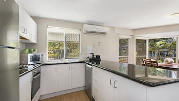 Een koelkast/vriezer, een magnetron, een oven, een kookplaat