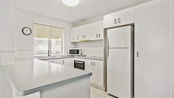 Family Apartment, 2 Bedrooms, Beachside | Private kitchen