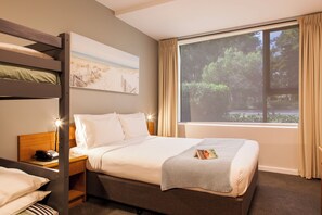Tabla de planchar con plancha, wifi gratis y ropa de cama 