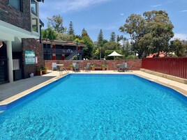 室外泳池；躺椅