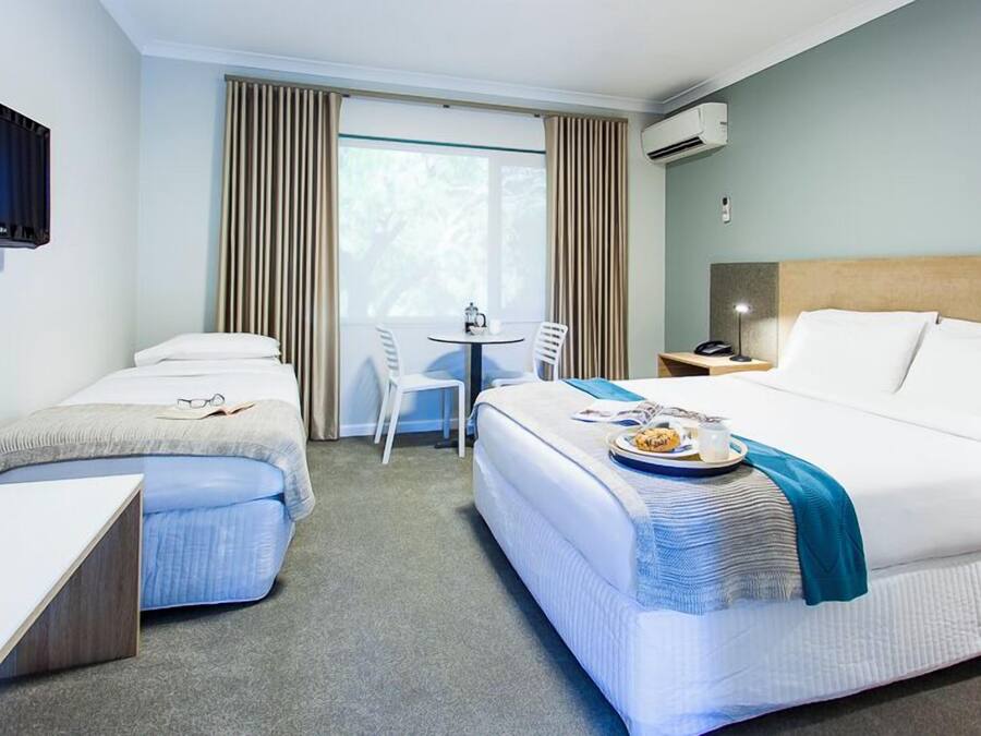 Deluxe Twin Room | Iron/ironing board, free WiFi, bed sheets, wheelchair access