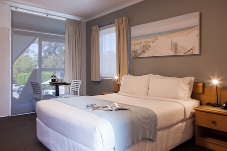 Tabla de planchar con plancha, wifi gratis y ropa de cama