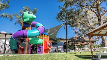 Área de juegos infantiles al aire libre