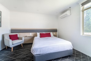 Habitación (Queen) | Escritorio, tabla de planchar con plancha, wifi gratis y ropa de cama