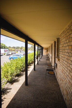 Terrace/patio - Lakeview Hotel Motel (Oak Flats)