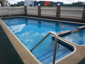 Outdoor pool - Golden Fountain Motel (Allenstown)