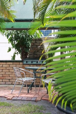 BBQ/picnic Area - Golden Fountain Motel (Allenstown)