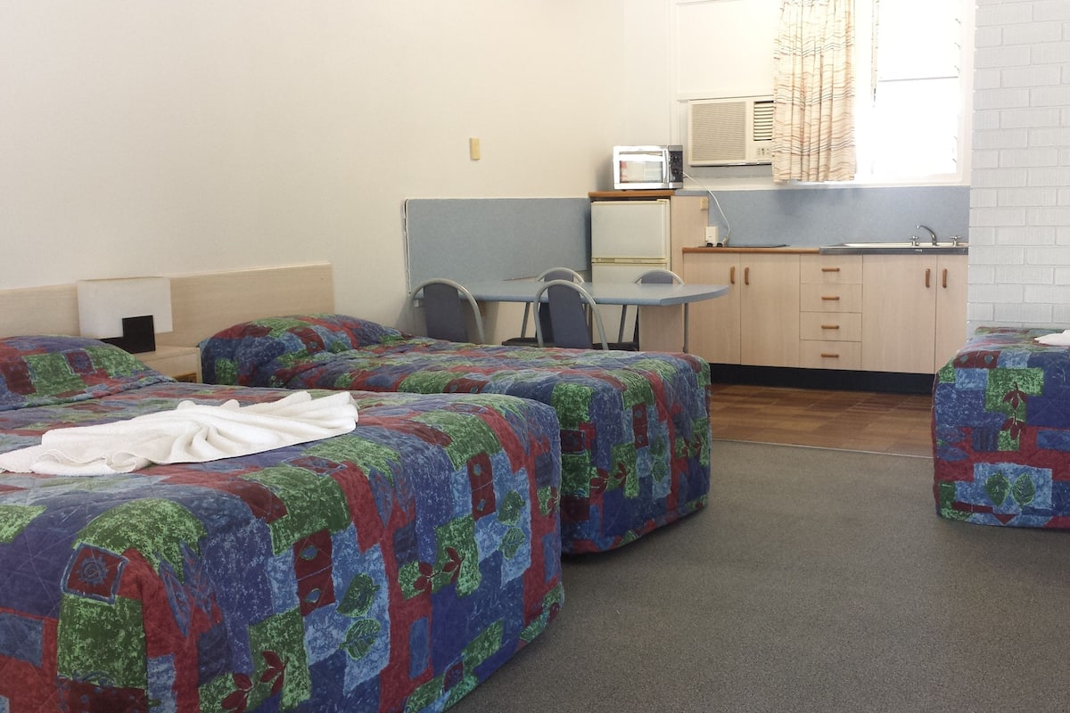 Family Room, Non Smoking, Kitchenette (Family Room Self Contain) | Peralatan tempat tidur hipoalergenik, seterika/papan seterika