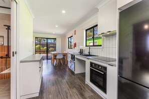 Family Cabin (Sleeps 5) Wheelchair Accessible | Living area - BIG4 Bendigo Park Lane Holiday Park (Junortoun)